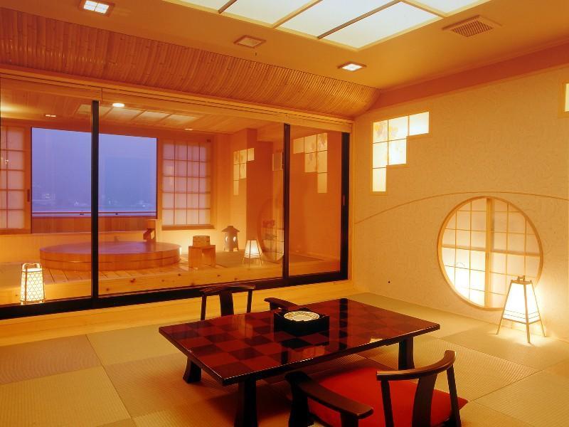 dandan cui share japan glass room massage photos