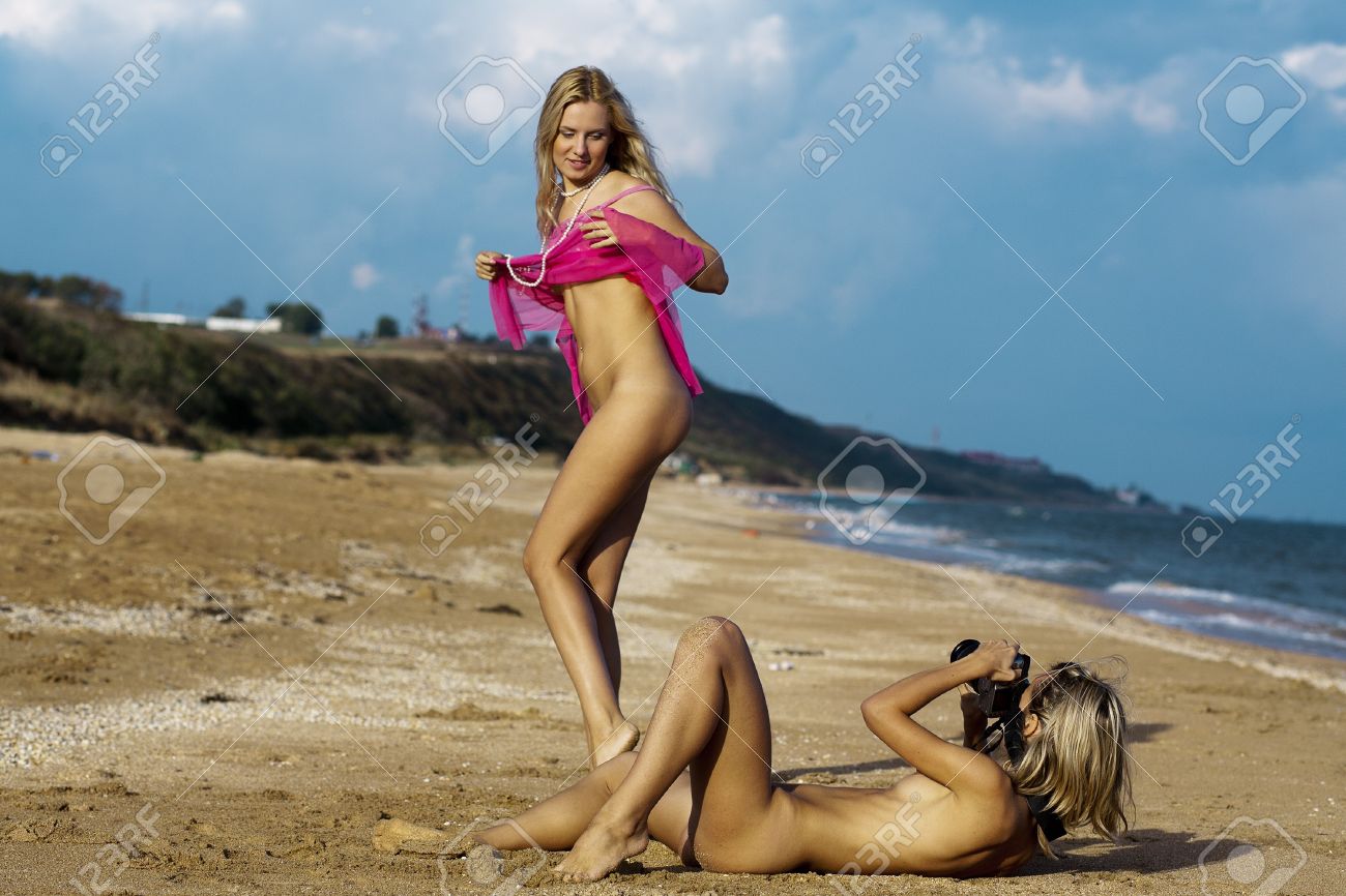 desy caem add nue dans la plage photo