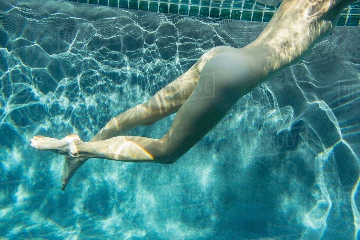 nude women swimming