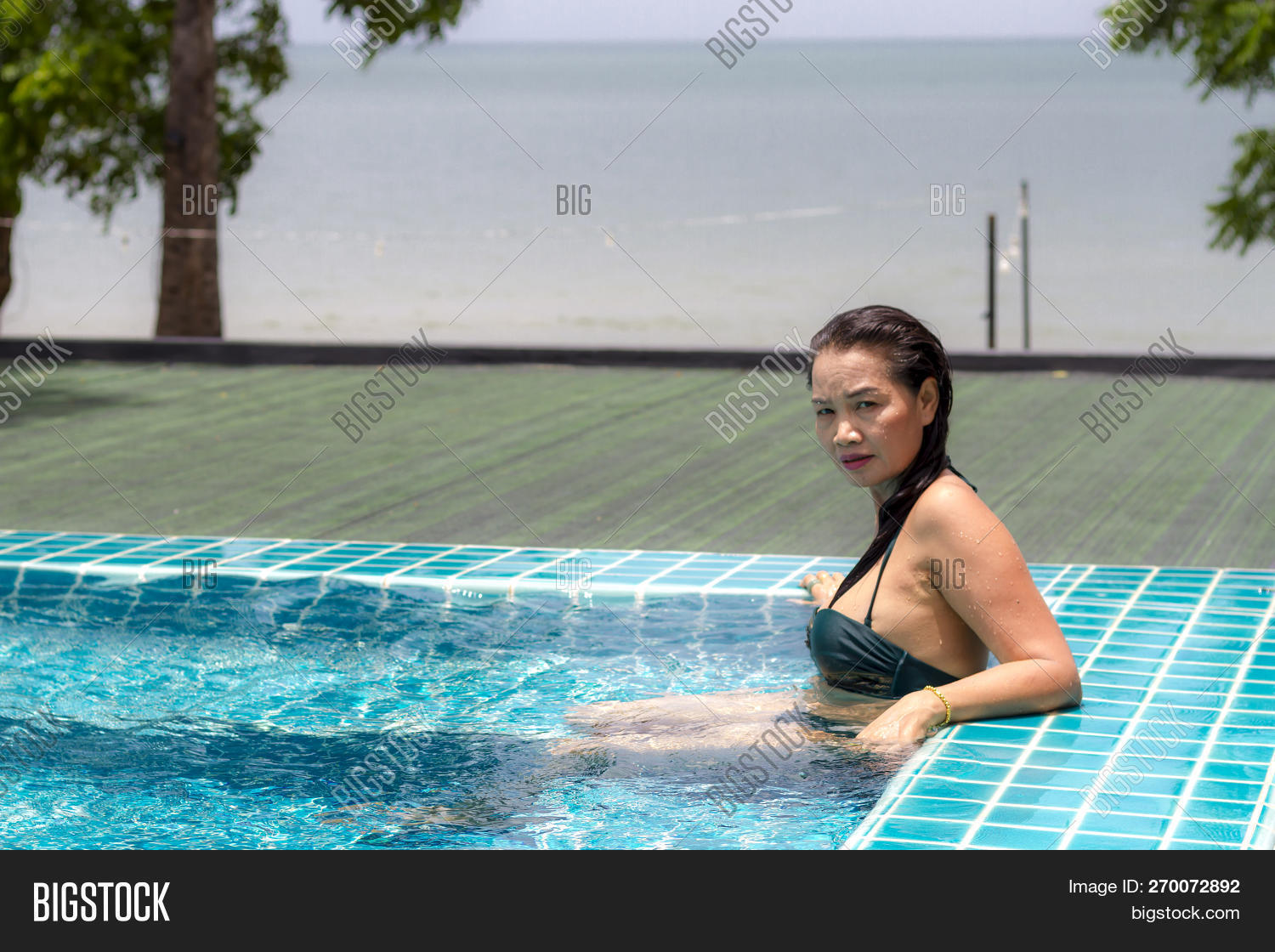 clarissa agnew share big tits poolside photos