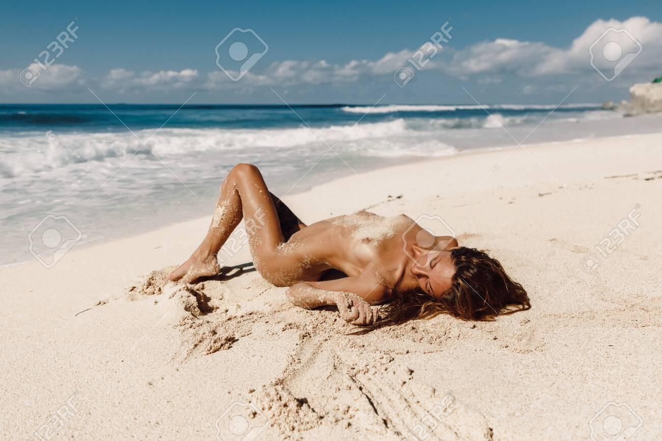 nue dans la plage