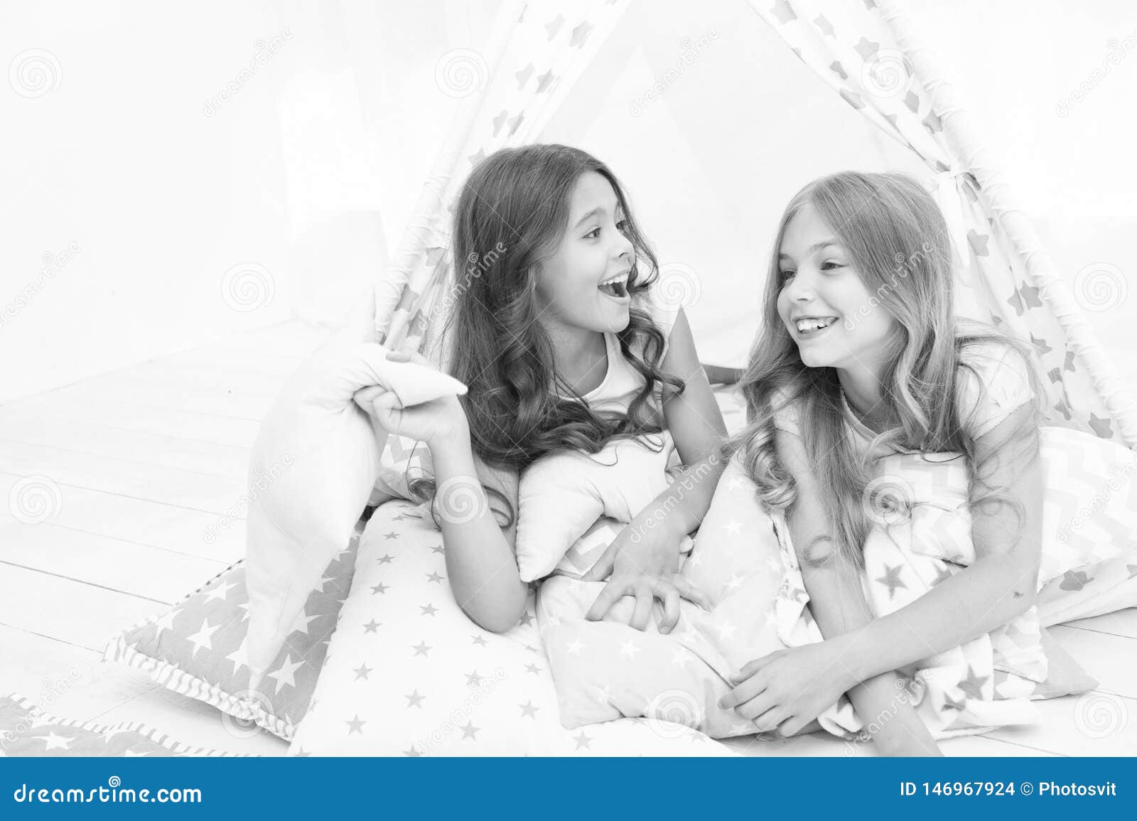 anna lyon share sharing a bed with sisters friend photos