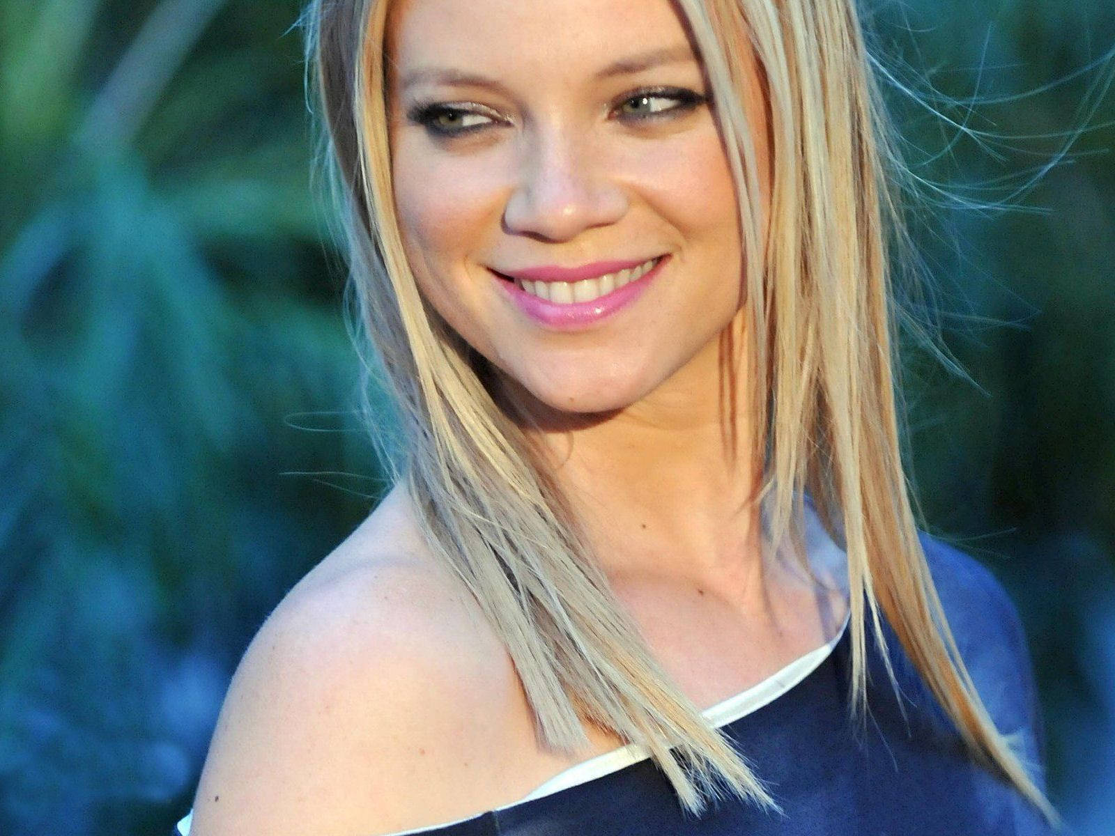 Best of Nude pictures of amy smart