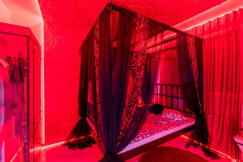 aparna gurav recommends Red Room Sex