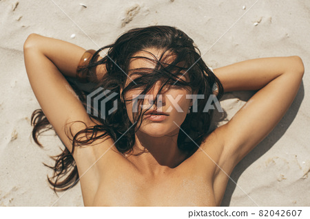derek hibbert add photo women naked sunbathing