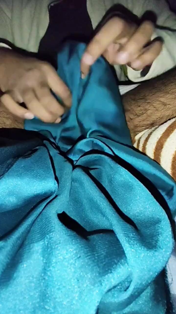 Cumming On Satin den augen