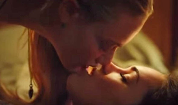 amanda fraker recommends hottest lesbians kissing pic