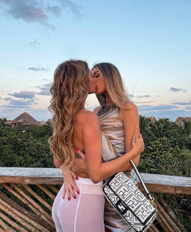Hottest Lesbians Kissing booty live
