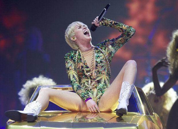 brian vondersmith recommends miley cyrus naked performance pic